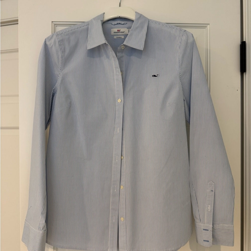 Women’s Vineyard Vines oxford button down shirt. Never worn!!